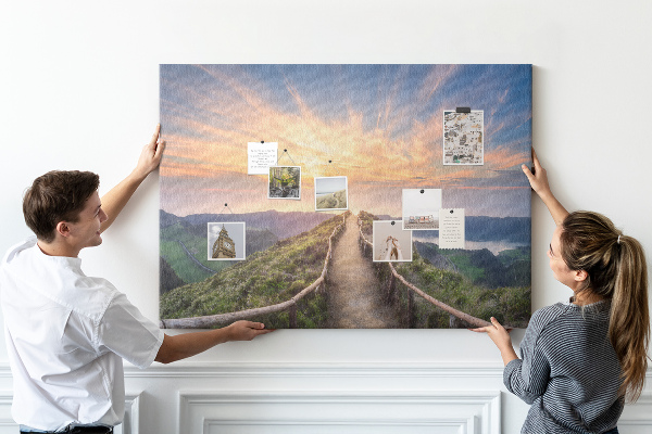 Tablero de corcho decorado con diseño de un sendero pintoresco en las montañas al atardecer