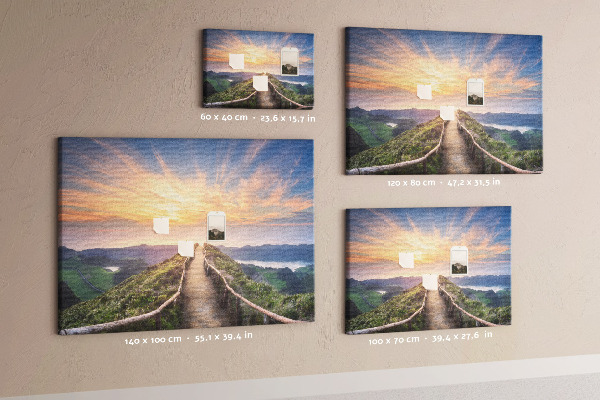 Tablero de corcho decorado con diseño de un sendero pintoresco en las montañas al atardecer