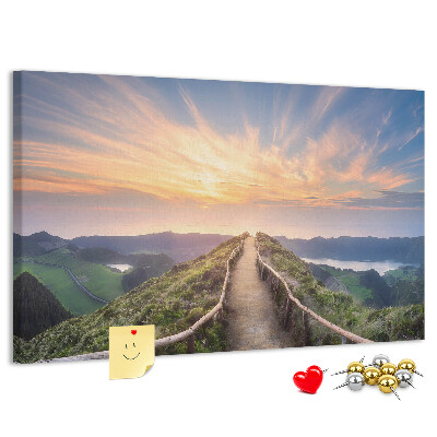 Tablero de corcho decorado con diseño de un sendero pintoresco en las montañas al atardecer