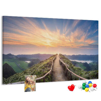 Tablero de corcho decorado con diseño de un sendero pintoresco en las montañas al atardecer