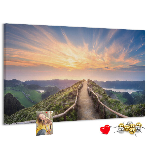 Tablero de corcho decorado con diseño de un sendero pintoresco en las montañas al atardecer