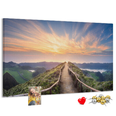 Tablero de corcho decorado con diseño de un sendero pintoresco en las montañas al atardecer