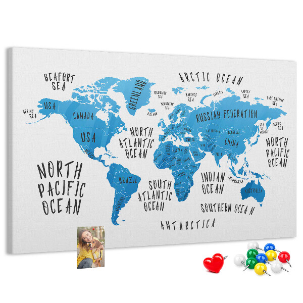 Tablero de anuncios mapamundi con los nombres de los océanos y los países