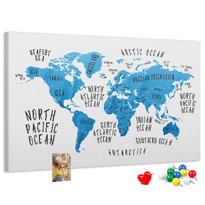 Tablero de anuncios mapamundi con los nombres de los océanos y los países