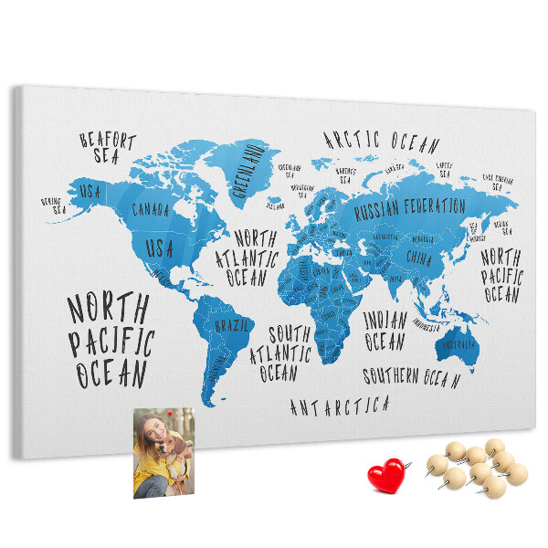 Tablero de anuncios mapamundi con los nombres de los océanos y los países