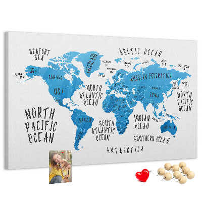 Tablero de anuncios mapamundi con los nombres de los océanos y los países