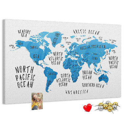 Tablero de anuncios mapamundi con los nombres de los océanos y los países