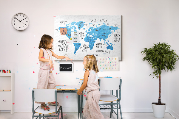Tablero de anuncios mapamundi con los nombres de los océanos y los países