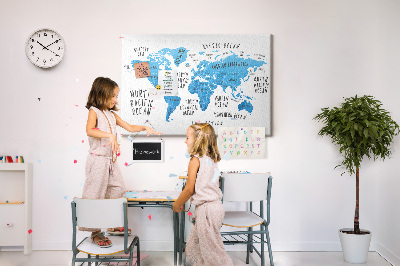 Tablero de anuncios mapamundi con los nombres de los océanos y los países
