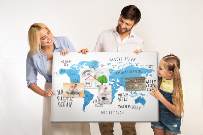 Tablero de anuncios mapamundi con los nombres de los océanos y los países