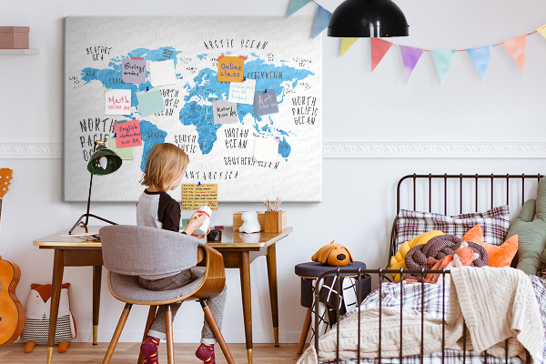 Tablero de anuncios mapamundi con los nombres de los océanos y los países