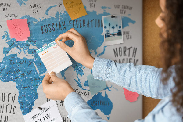 Tablero de anuncios mapamundi con los nombres de los océanos y los países