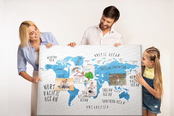 Tablero de anuncios mapamundi con los nombres de los océanos y los países