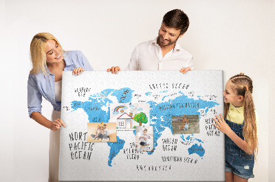 Tablero de anuncios mapamundi con los nombres de los océanos y los países