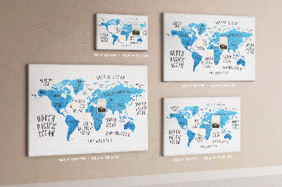 Tablero de anuncios mapamundi con los nombres de los océanos y los países