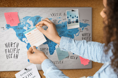 Tablero de anuncios mapamundi con los nombres de los océanos y los países