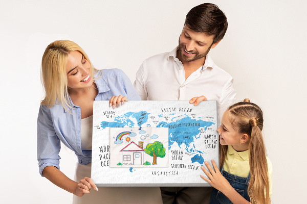 Tablero de anuncios mapamundi con los nombres de los océanos y los países