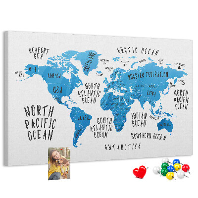 Tablero de anuncios mapamundi con los nombres de los océanos y los países