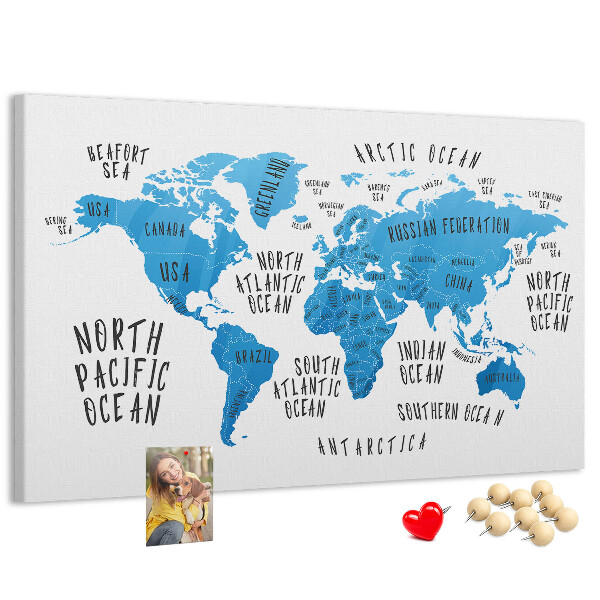Tablero de anuncios mapamundi con los nombres de los océanos y los países