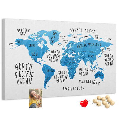 Tablero de anuncios mapamundi con los nombres de los océanos y los países