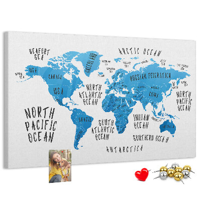 Tablero de anuncios mapamundi con los nombres de los océanos y los países