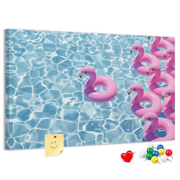 Pizarra de corcho Flamencos rosados ​​contra el agua azul