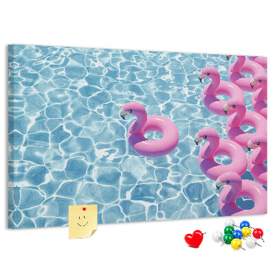 Pizarra de corcho Flamencos rosados ​​contra el agua azul