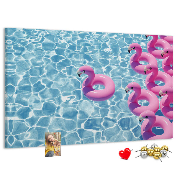 Pizarra de corcho Flamencos rosados ​​contra el agua azul