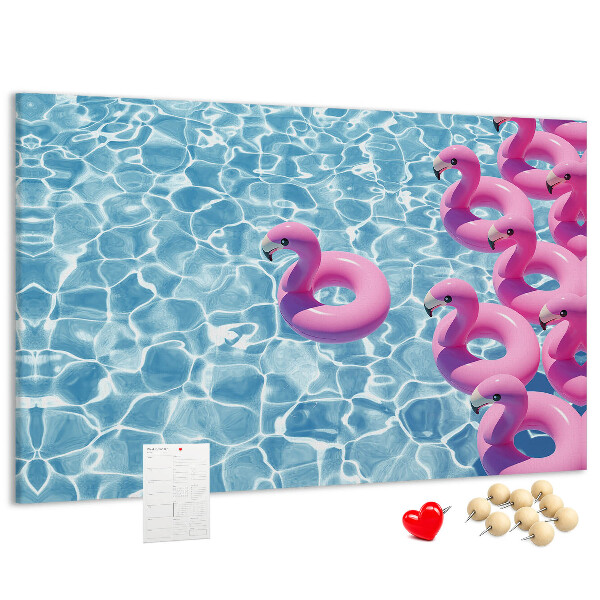 Pizarra de corcho Flamencos rosados ​​contra el agua azul
