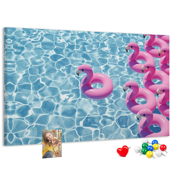 Pizarra de corcho Flamencos rosados ​​contra el agua azul