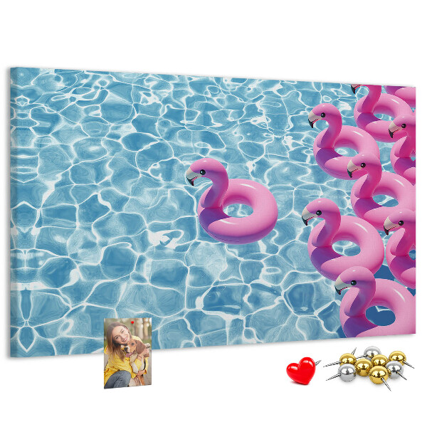 Pizarra de corcho Flamencos rosados ​​contra el agua azul