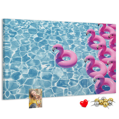 Pizarra de corcho Flamencos rosados ​​contra el agua azul