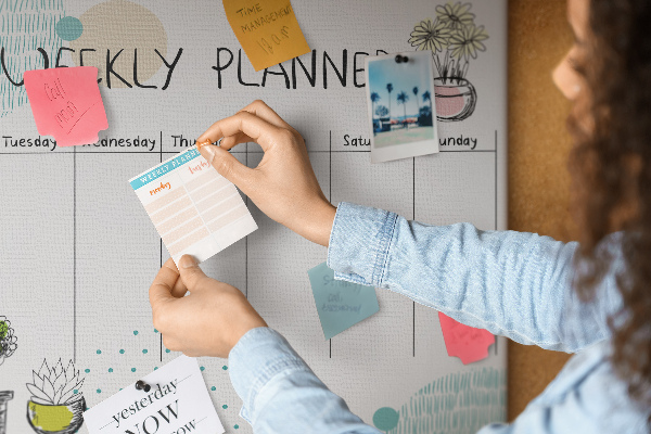 Tablero de corcho decorativo planificador semanal con diseño de plantas coloridas