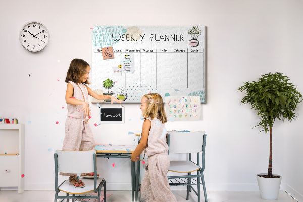 Tablero de corcho decorativo planificador semanal con diseño de plantas coloridas