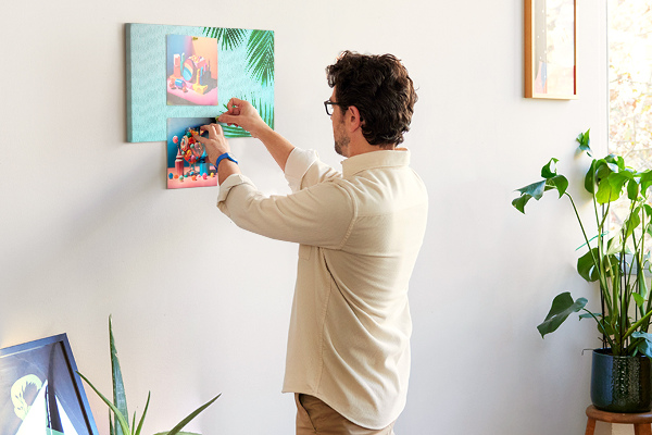 Tablero de corcho decorado con diseño de hojas tropicales sobre fondo azul