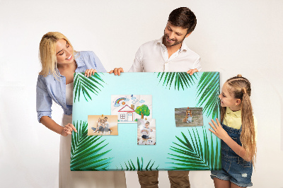 Pizarra de corcho con diseño de hojas tropicales sobre fondo azul