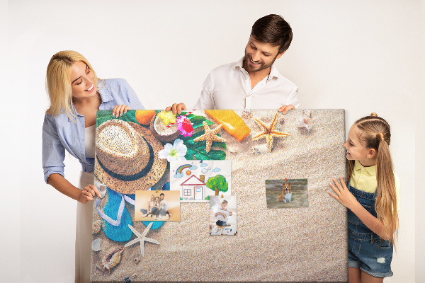 Tablero de anuncios recuerdos de verano en la playa con accesorios