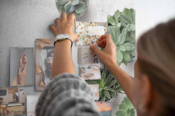Tablero de corcho decorado plantas en maceta sobre un fondo gris