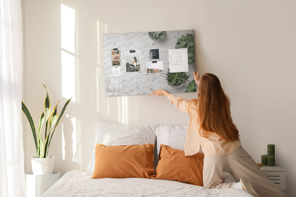 Tablero de corcho decorado plantas en maceta sobre un fondo gris
