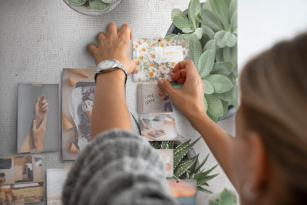 Tablero de corcho decorado plantas en maceta sobre un fondo gris