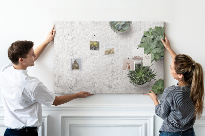 Tablero de corcho decorado plantas en maceta sobre un fondo gris