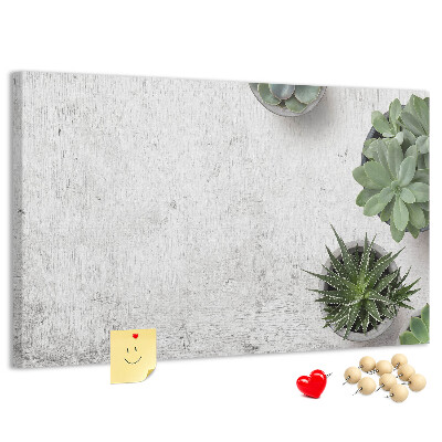 Tablero de corcho decorado plantas en maceta sobre un fondo gris