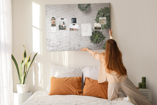 Tablero de corcho decorado plantas en maceta sobre un fondo gris