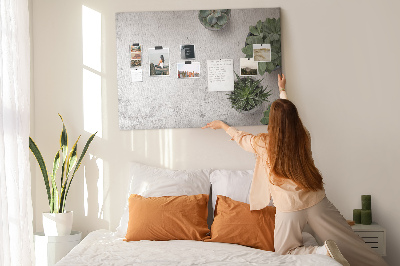 Tablero de corcho decorado plantas en maceta sobre un fondo gris
