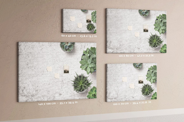 Tablero de corcho decorado plantas en maceta sobre un fondo gris