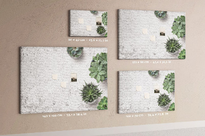 Tablero de corcho decorado plantas en maceta sobre un fondo gris