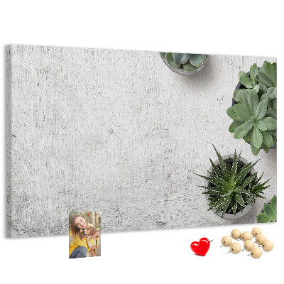 Tablero de corcho decorado plantas en maceta sobre un fondo gris