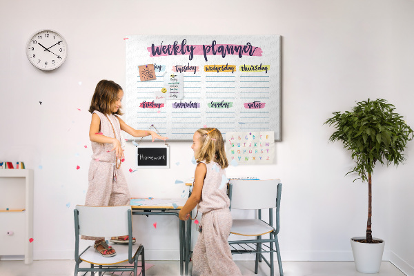 Tablero de corcho decorativo agenda semanal con detalles coloridos
