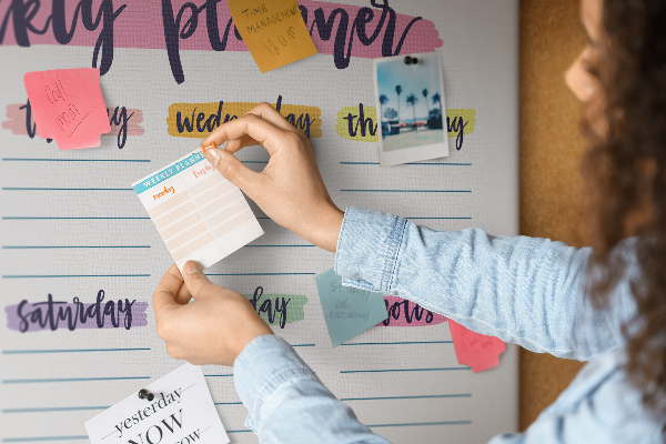 Tablero de corcho decorativo agenda semanal con detalles coloridos