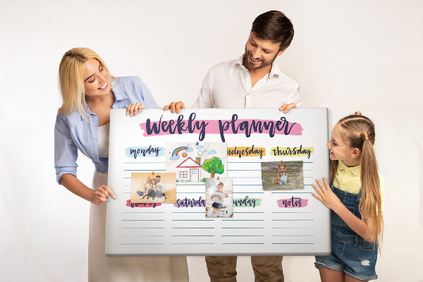 Tablero de corcho decorativo agenda semanal con detalles coloridos